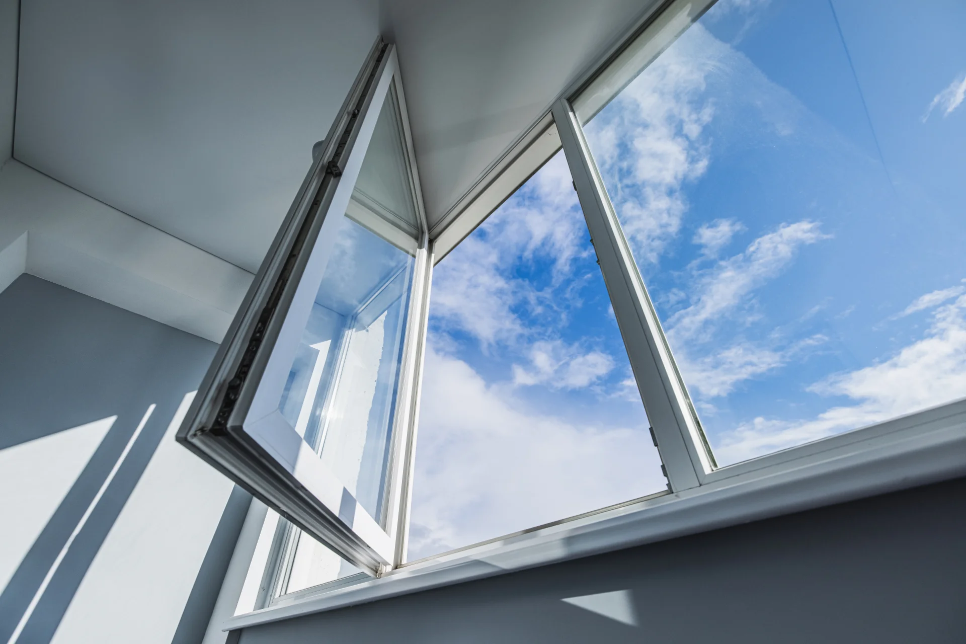VLX 80 Casement Window in Hollywood, FL | TruePane Windows & Doors - detail 1